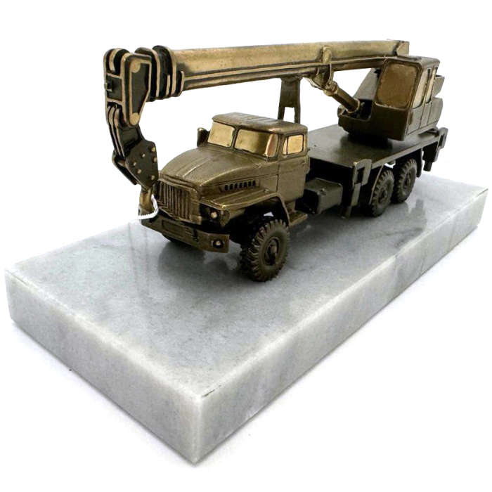 Gift set "Builder" with cognac glasses and a statuette "Truck crane"